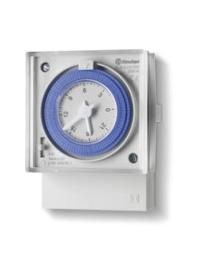Finder 12.31 horloge journalière montage façade